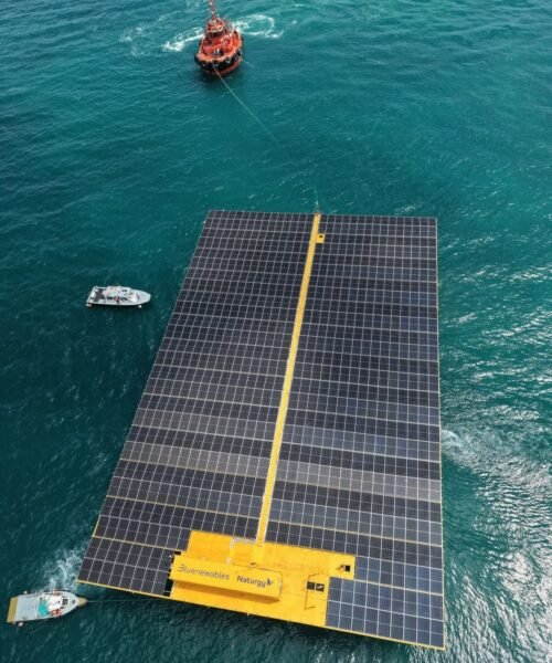 El Puerto de Valencia prueba la primera plataforma solar marina de España