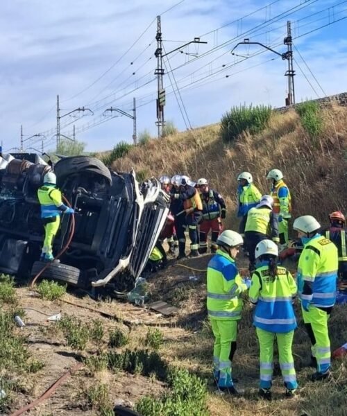 El conductor de un camión resulta herido al volcar en la A-6 en Las Rozas