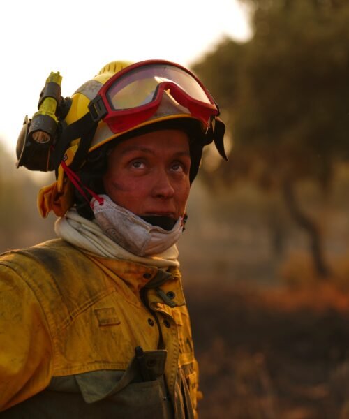 Luis, el bombero novato que contempla el amanecer tras las llamas: “Estás deseando volver al incendio para salvar todo lo que puedas”