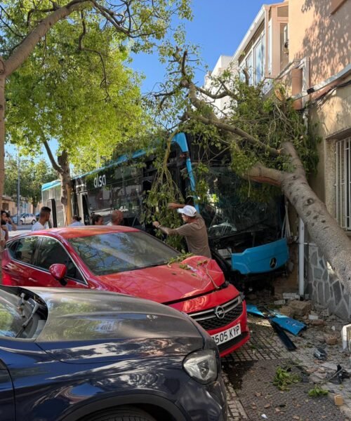 Heridas ocho personas al chocar un autobús contra una vivienda en Cartagena
