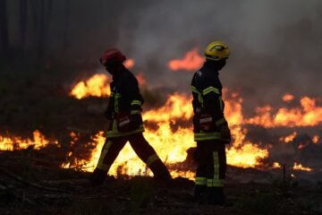 El fuego del suroeste de Francia gana terreno y obliga a nuevas evacuaciones masivas