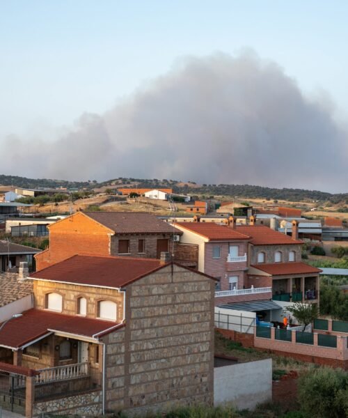 Última hora de los incendios forestales, en directo | Perimetrado el incendio de Almorox (Toledo) tras quemar unas 1.000 hectáreas