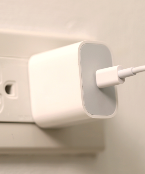 El error que muchos cometen al dejar el cargador enchufado y que puede aumentar el consumo eléctrico