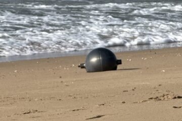 Qué son las misteriosas esferas metálicas que han caído del cielo en una playa australiana