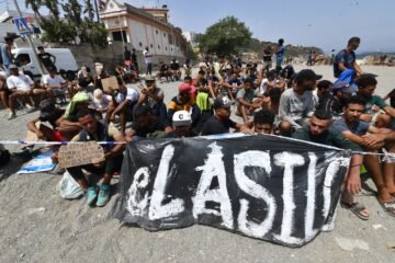 Última hora de la entrada de inmigrantes a Ceuta, en directo | Más de un centenar de migrantes acampados en Ceuta reclaman asilo con una huelga de hambre