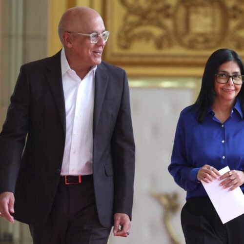 Washington y los Rodríguez inician las negociaciones para la transición venezolana con Machado al margen