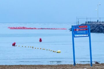 Última hora de la entrada de inmigrantes a Ceuta | La Guardia Civil empieza a colocar una nueva barrera marítima en el dique sur de Melilla