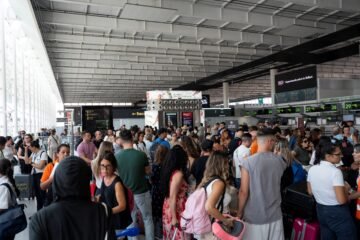 La erupción del Etna desata el caos en los aeropuertos de Sicilia en plena temporada alta