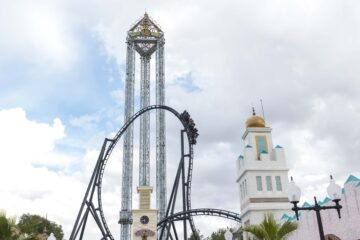 Un hombre resulta “potencialmente grave” tras un accidente en la montaña rusa de Batman del parque Warner de Madrid