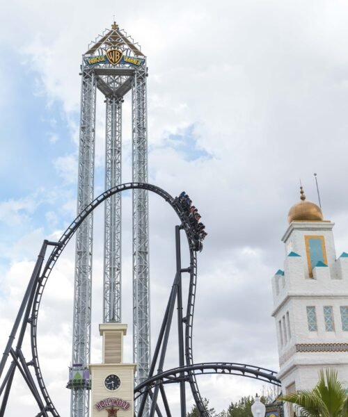 Un hombre resulta “potencialmente grave” tras un accidente en la montaña rusa de Batman del parque Warner de Madrid