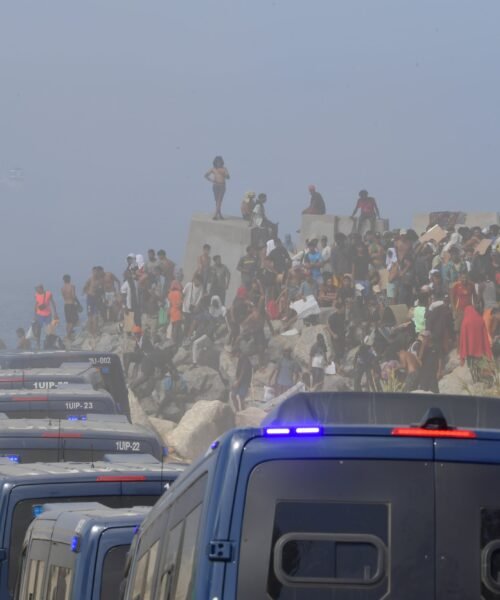 Las palabras de Albares activan el temor a la devolución entre los migrantes llegados a nado a Ceuta