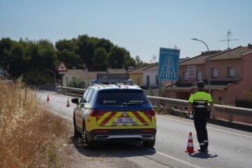 Cinco heridos, tres de ellos en estado crítico, tras volcar un coche en un camino rural en Lleida