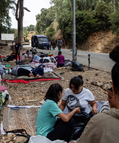 Última hora de la entrada de inmigrantes a Ceuta, en directo | Ceuta acepta el plan del Gobierno de trasladar 500 niñas migrantes a la Península como “medida extraordinaria”