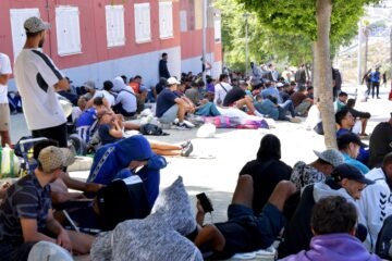 La larga espera para entrar en un centro de migrantes en Ceuta: “Cada día vienen más”