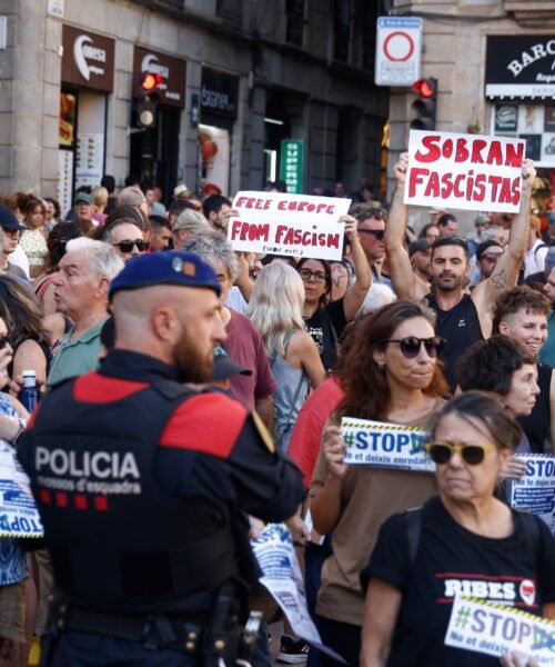 Pincha en Barcelona la manifestación xenófoba de Save Europe Act y provoca el rechazo de grupos antifascistas