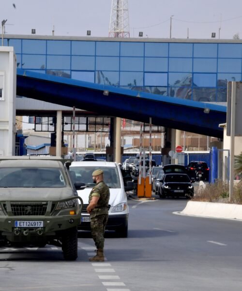 Decenas de guardias civiles y militares desembarcan en Ceuta ante el 15-A: “La alerta está, pero no es una amenaza real”