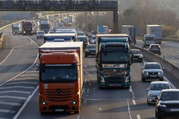 Un accidente entre tres coches obliga a cortar la AP-7 en El Papiol (Barcelona)