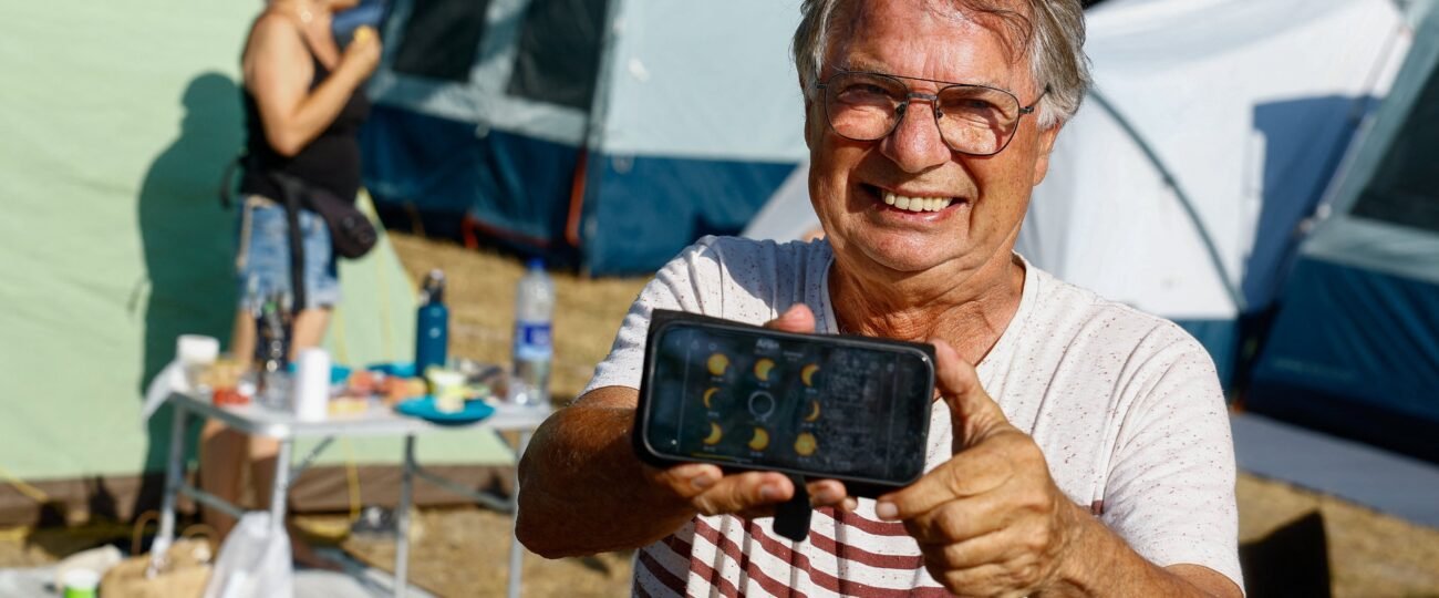 Última hora del eclipse solar de agosto en España, en directo | Cataluña avisa de un aumento de tráfico ante el eclipse y Castilla-La Mancha pide evitar desplazamientos con un Es-Alert