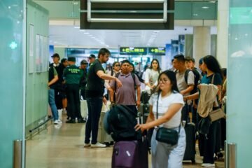 Última hora de la entrada de inmigrantes a Ceuta, en directo | Primeros controles a viajeros desde Italia: “A los que no tenían DNI los han llevado a otra sala para identificarlos”