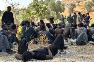 Las fuerzas de seguridad de Marruecos frenan una tentativa de entrada en Ceuta de cientos de migrantes subsaharianos, en imágenes
