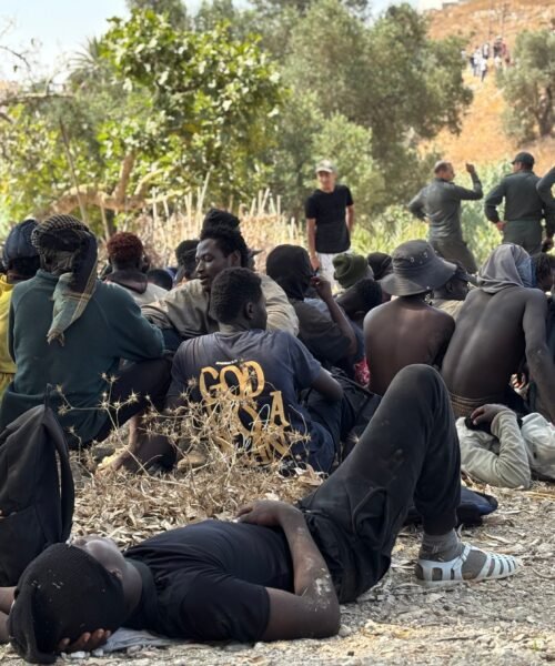 Las fuerzas de seguridad de Marruecos frenan una tentativa de entrada en Ceuta de cientos de migrantes subsaharianos, en imágenes