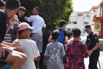 Las ONG en Ceuta detectan niños de muy corta edad y más mujeres que en otros cruces masivos de la frontera
