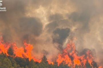 Los bomberos se afanan en que las llamas del incendio de Segorbe no alcancen el municipio de Gátova