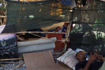 Última hora de la entrada de inmigrantes a Ceuta, en directo | La ministra de Sanidad comunica que han atendido a 5.800 migrantes en Ceuta: “El hospital está ocupado a la mitad. No hay colapso”