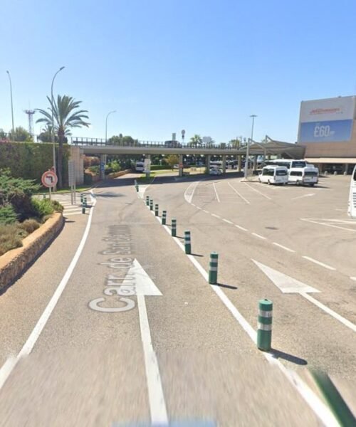 Tumbados en la carretera, una práctica mortal en los accesos al aeropuerto de Menorca