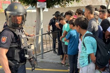 Hasta 4.000 menores migrantes siguen en las calles de Ceuta tras la llegada masiva de julio, según asociaciones vecinales