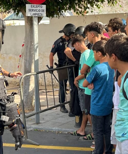 Hasta 4.000 menores migrantes siguen en las calles de Ceuta tras la llegada masiva de julio, según asociaciones vecinales
