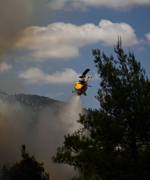 Dos pilotos mueren al chocar dos helicópteros que participaban en la extinción de un incendio en Grecia