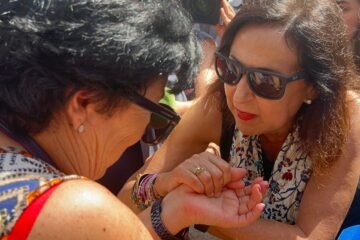 Robles consuela a los vecinos de Ceuta, que la han recibido entre gritos: “Ceuta y Melilla no se tocan. No les vamos a dejar”