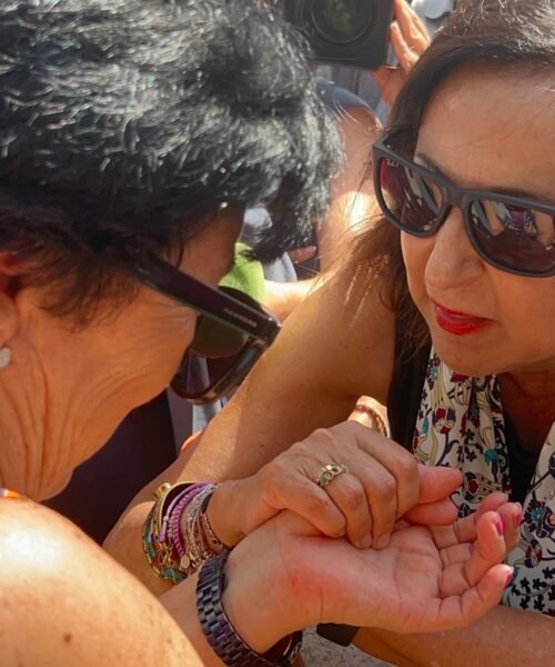 Robles consuela a los vecinos de Ceuta, que la han recibido entre gritos: “Ceuta y Melilla no se tocan. No les vamos a dejar”