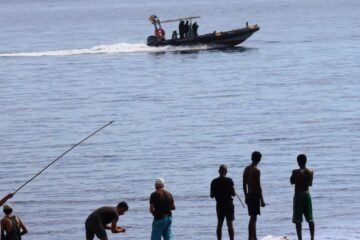 Última hora de la entrada de inmigrantes a Ceuta, en directo | Cuatro inmigrantes detenidos en Ceuta por apedrear a una patrulla de militares y herir a un sargento