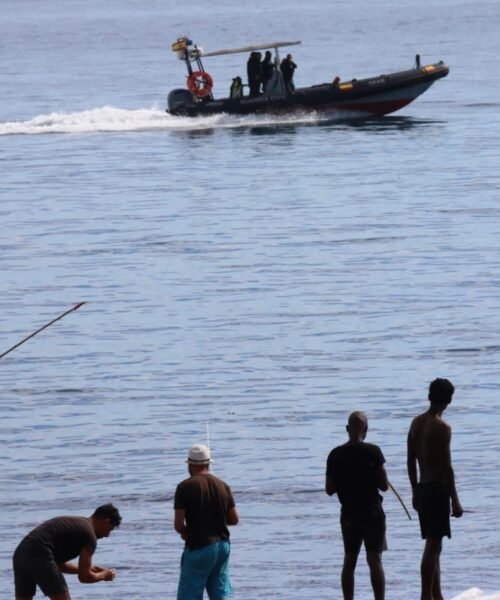 Última hora de la entrada de inmigrantes a Ceuta, en directo | Cuatro inmigrantes detenidos en Ceuta por apedrear a una patrulla de militares y herir a un sargento