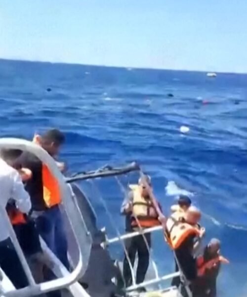 Las imágenes del rescate del barco naufragado en Chipre: los pasajeros a bordo graban los momentos de tensión