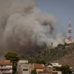 Los Bomberos trabajan en un incendio en el parque de Collserola (Barcelona)