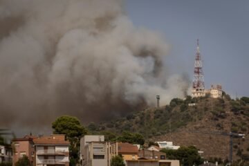 Los Bomberos trabajan en un incendio en el parque de Collserola (Barcelona)