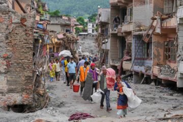 Nepal eleva a dos los españoles localizados tras la devastadora riada con más de 600 muertos