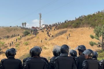 Última hora de la entrada de inmigrantes a Ceuta, en directo | Marruecos bloquea el paso a Ceuta de cientos de migrantes subsaharianos