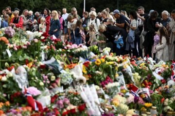 Flores y condolencias: así despide Noruega al rey Haland, en imágenes