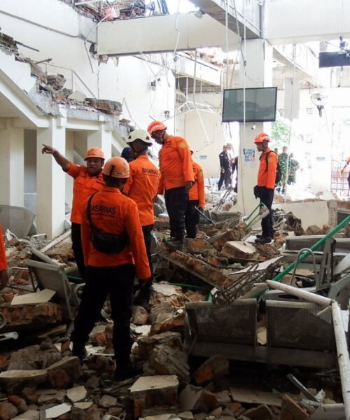 Asciende a 38 la cifra de muertos tras un terremoto de 7,7 de magnitud en Indonesia