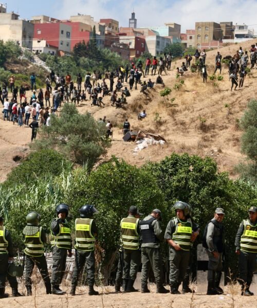 Marruecos frustra el intento de cientos de migrantes subsaharianos de alcanzar Ceuta
