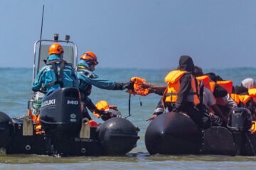 Las autoridades francesas y británicas rescatan a 157 migrantes de una embarcación que se incendió en el Canal de la Mancha