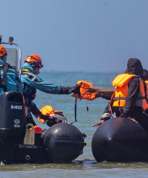 Las autoridades francesas y británicas rescatan a 157 migrantes de una embarcación que se incendió en el Canal de la Mancha