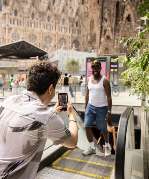 La Barcelona que venden los ‘influencers’: los atractivos turísticos de siempre con un café de especialidad