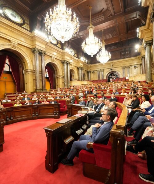 La oposición aprieta al Ejecutivo con un otoño lleno de comparecencias en el Parlament