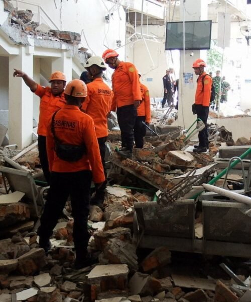 Asciende a 47 la cifra de muertos tras un terremoto de 7,7 de magnitud en Indonesia