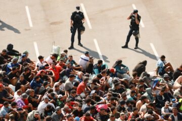 Última hora de la entrada de inmigrantes a Ceuta, en directo | Vivas, tras el desalojo del Trampolín: “Trasladar a los migrantes no es arreglar el problema”